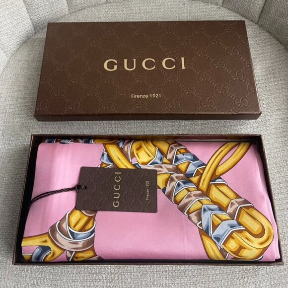 New Gucci Scarf Iconic Logo Gold Chain Silk Wrap with Gucci Gift Box - Picture 1 of 16